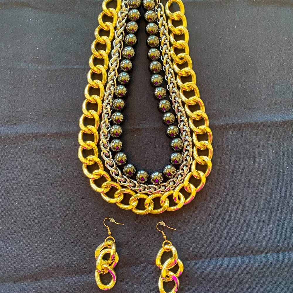 BEAUTIFUL EARRING AND NECKLACE BUNDLE